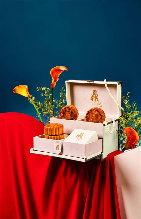 Signature White Lotus Double Yolk Mooncake 4 Pcs With Majestic Designer Mooncake Box