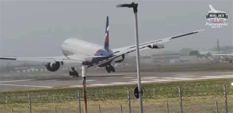 Big Jet Tv Thousands Tune In To Watch Flights Landing At Heathrow Amid