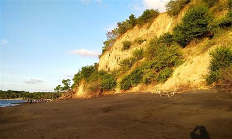 Pantai Tebing Pantai Indah Dengan Pasir Hitamnya Yang Unik Di Lombok