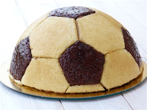 Chic Chic Chocolat Gâteau d anniversaire ballon de foot mousses