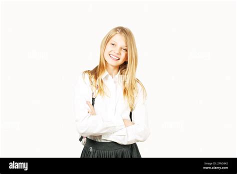 Belle Blonde Adolescente Fille Avec Un Sourire Charmant En Uniforme De Fille D Cole Portant