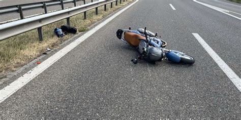 A23 in Mörschwil SG Motorradfahrerin 20 prallt nach Sturz in Auto