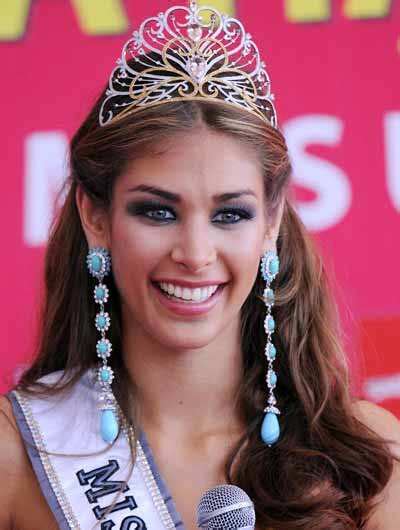 Miss Universe 2008 Dayana Mendoza Of Venezuela Jokes With A Journalist