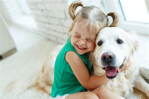 criança abraçando cachorro HomeIT