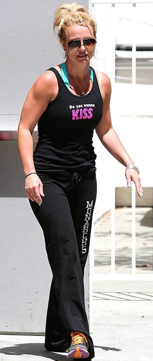 Britney Spears Shows Off Her Toned Arms As He Leaves Gym In Suggestive