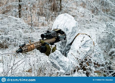 Homem Militar De Uniforme Branco De Camuflagem Capuz E Machinegun