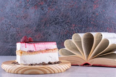 Stück Käsekuchen mit Kaffeebohnen und Buch Foto in hoher Qualität