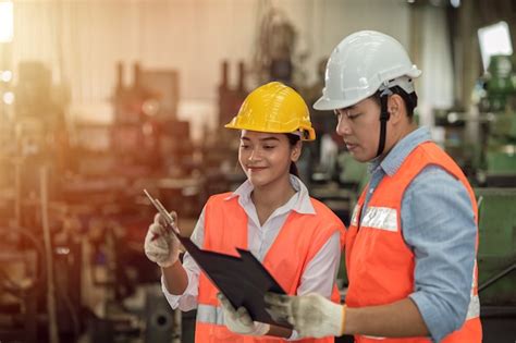 Dos Ingenieros Hombres Y Mujeres Trabajando Juntos Los J Venes