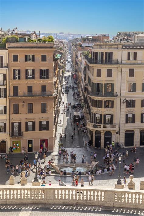 La Gente Disfruta De Las Escaleras Espa Olas En Piazza Di Spagna En