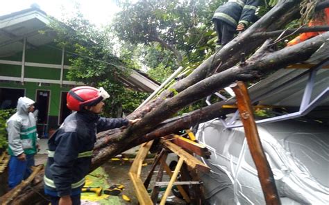 Puluhan Rumah Porak Poranda Diterjang Angin Puting Beliung Di Bandung