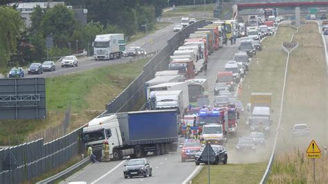 S7 Podole Śmiertelny wypadek Nie żyje kierowca busa Utrudnienia