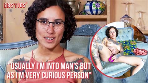 Ersties T Towierte Br Nette Kommt Mit Einem Dildo Aus Xhamster