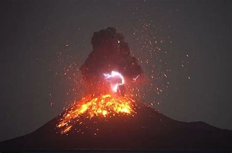 Vulcão entra em erupção na região mais populosa da Indonésia