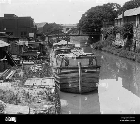 Chesapeake & Ohio Canal; Boat tied alongside Stock Photo - Alamy