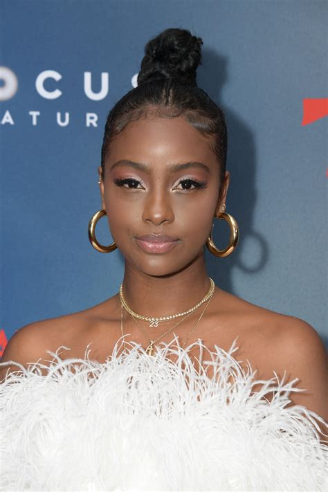 40 Versatile Top Knot Hairstyles for Every Occasion 28