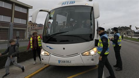 El Uso Del M Vil Dispara En Viveiro Los Despistes De Ni Os Cuando Van