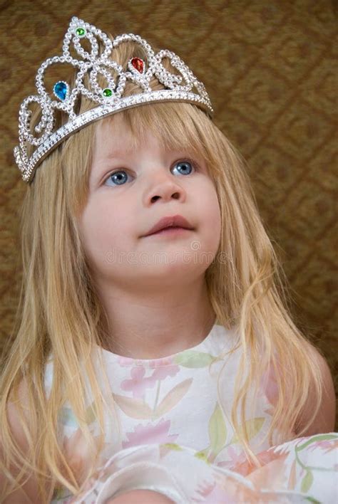 Petite Princesse Blonde Image Stock Image Du Mignon Innocent