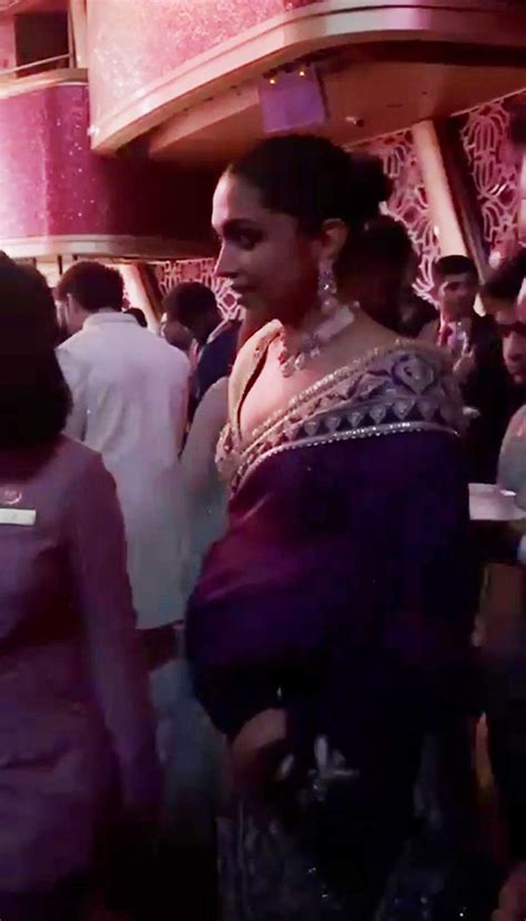 Deepika Padukone flaunts baby bump: Says 'Baby wants Party' - Telugu ...