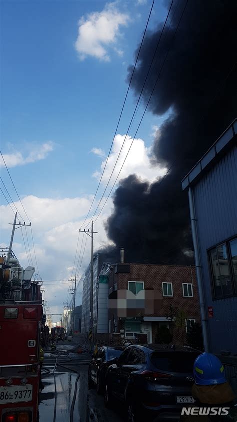 인천 남동공단 화장품제조공장 화재 대응 2단계 발령 후 3시간 만에 진압 완료대피 중 근로자 3명 연기 들이마셔 김현서