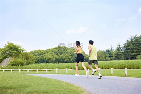 年轻男女户外跑步运动背影高清图片下载 正版图片502505114 摄图网