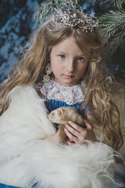 premium photo princess hand    ferret   hands