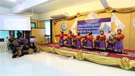 Ratoe Jaroe Dance Performing By SMP Al Azhar Pejaten At Pondok Bantan