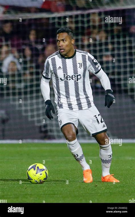 Alex Sandro Le Défenseur Brésilien De Juventus Contrôle Le Ballon