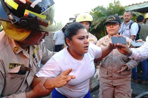 Video Periodista Le Dice En Vivo A Una Mujer Que Sus Hijos Murieron En