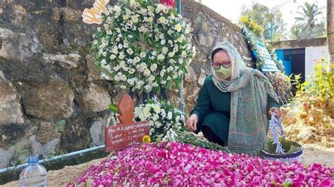 Bersama Gusdurian Anak Gus Dur Alissa Wahid Takziah Ke Makam Buya