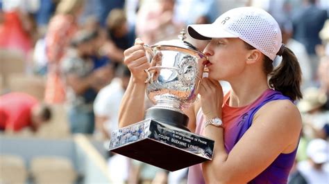 Swiatek bat Paolini et remporte la quatrième couronne de Roland Garros