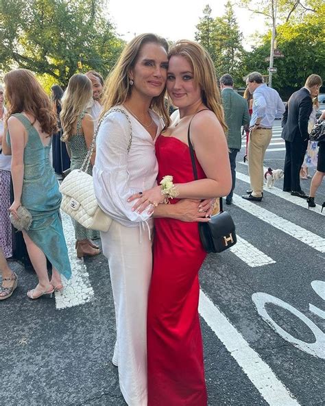 Brooke Shields le presta a su hija su icónico vestido rojo de los