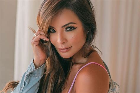 Carol Nakamura Sensualiza Em Post De Lingerie No Instagram