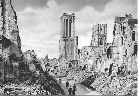 Caen Après les bombardements La rue Saint Jean Carte postale