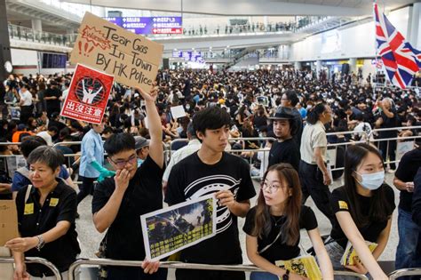 【香港反送中】機場「萬人接機」示威3天 23國發佈香港旅遊警示 上報 國際