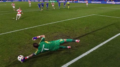 Donnarumma Para Il Rigore Poi Subisce Gol E Si Infuria Con La Squadra