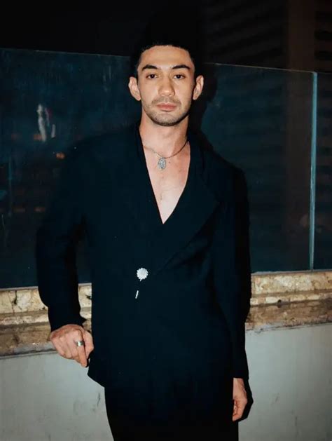 Reza Rahadian Dalam Busana Black On Black Di Gala Premier Film Mendarat