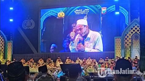 Pria Bertato Nangis Saat Shalawatan Bersama Gus Iqdam Di Polda Jatim