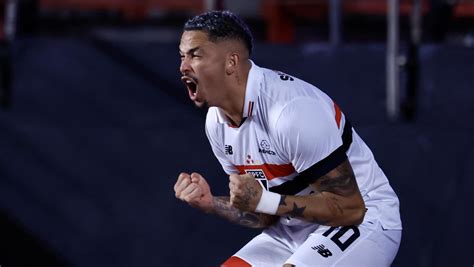 São Paulo vence Goiás e abre boa vantagem nas oitavas da Copa do Brasil