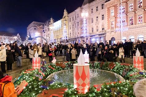 Fotogalerija Upaljena Prva Adventska Svije A Na Trgu Bana Josipa