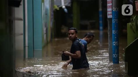 Hujan Sudah Reda Rt Di Jakarta Masih Terendam Banjir News