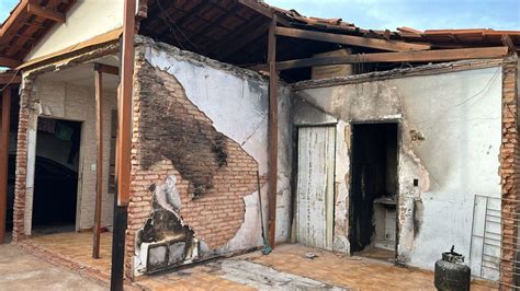 Solidariedade Família busca ajuda após incêndio destruir parte da casa