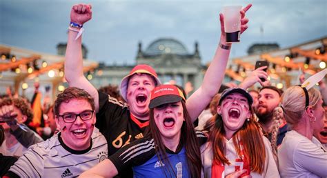 Playsport Sute de mii de oameni în fanzone ul din Berlin Poliția a