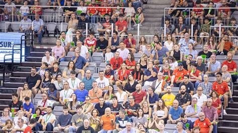 Encuéntrate en la grada del Palacio de los Deportes en el Covirán