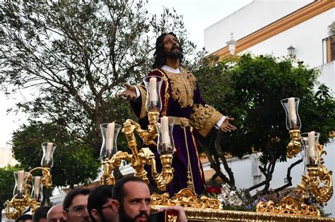 Cientos De Personas Acompa An Al V A Crucis Del Consejo De Hermandades