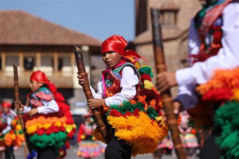 Ritmo Y Color Escolares Rinden Homenaje Al Cusco En Su Mes Jubilar