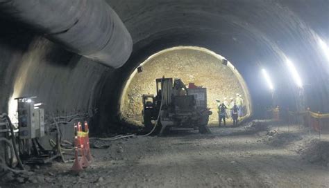 Línea 2 Del Metro Primer Tren Subterráneo Del País Está Al 11 Lima