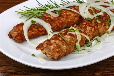 Kebab De Ternera En El Plato Y Fondo De Madera Foto De Stock