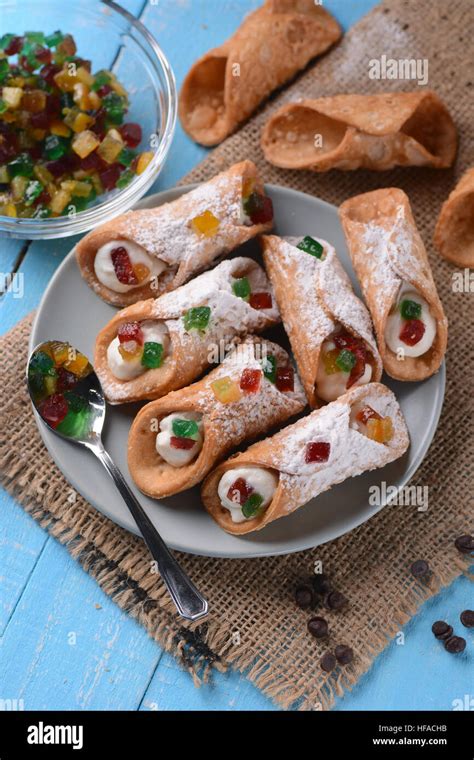 Cannoli Siciliens De Fruits Confits Dessert Italien Traditionnel