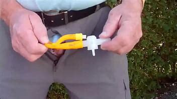 El catéter vacía la vejiga en el campo de golf de Pinky 396 XVIDEOS