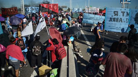 La Policía Desalojó A Piqueteros De La Autopista 25 De Mayo Y Sigue El